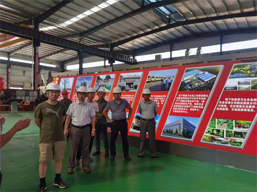 2021年7月15日湖南省質(zhì)檢站、張家界市質(zhì)檢站領(lǐng)導(dǎo)一行蒞臨張家界萬(wàn)眾實(shí)業(yè)集團(tuán)有限公司指導(dǎo)工作