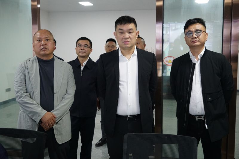 2024年4月10日市委副書記、政法委書記曾若冰視察萬眾集團(tuán)