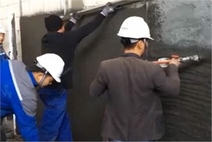 6人組機(jī)械化抹灰（自動(dòng)輸送、自動(dòng)攪拌和噴涂、刮平及收面）